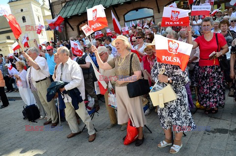 Manifestacja w obronie TV Trwam na Placu Zamkowym