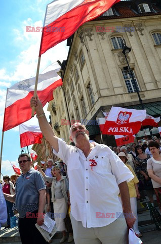 Manifestacja w obronie TV Trwam na Placu Zamkowym