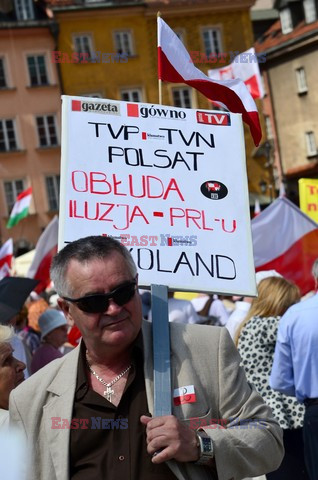 Manifestacja w obronie TV Trwam na Placu Zamkowym