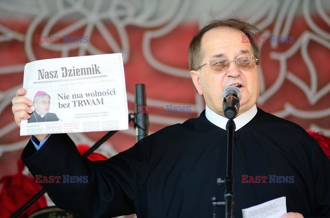 Manifestacja w obronie TV Trwam na Placu Zamkowym