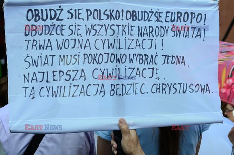 Manifestacja w obronie TV Trwam na Placu Zamkowym