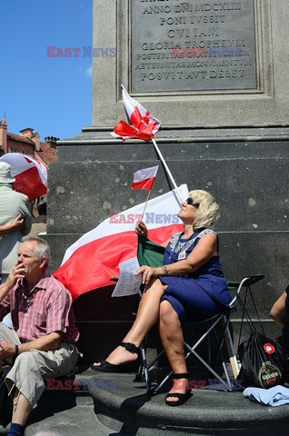 Manifestacja w obronie TV Trwam na Placu Zamkowym