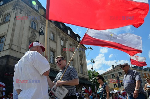 Manifestacja w obronie TV Trwam na Placu Zamkowym