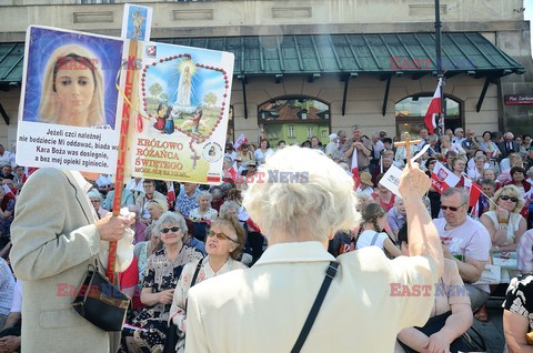 Manifestacja w obronie TV Trwam na Placu Zamkowym