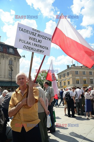 Manifestacja w obronie TV Trwam na Placu Zamkowym