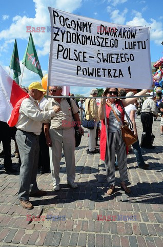 Manifestacja w obronie TV Trwam na Placu Zamkowym