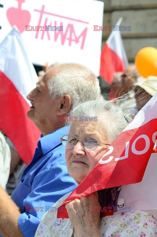 Manifestacja w obronie TV Trwam na Placu Zamkowym