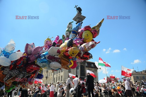 Manifestacja w obronie TV Trwam na Placu Zamkowym