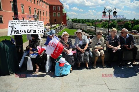 Manifestacja w obronie TV Trwam na Placu Zamkowym