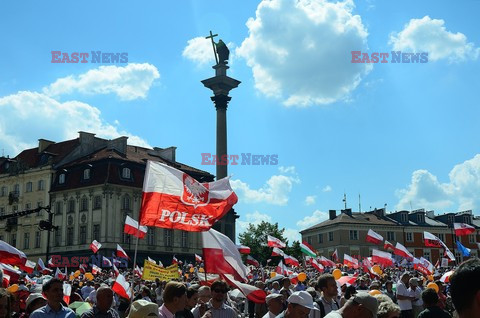 Manifestacja w obronie TV Trwam na Placu Zamkowym