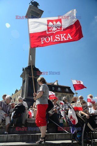 Manifestacja w obronie TV Trwam na Placu Zamkowym