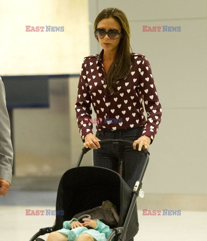 Victoria Beckham z Harper na lotnisku