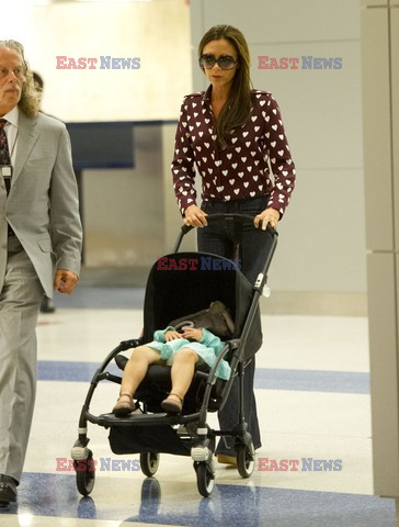 Victoria Beckham z Harper na lotnisku