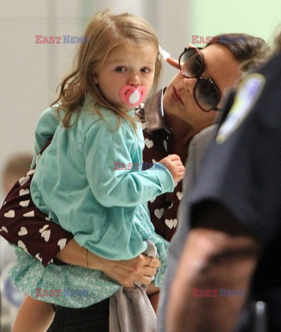 Victoria Beckham z Harper na lotnisku