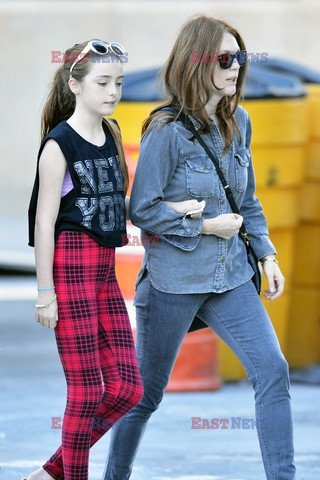 Julianne Moore na spacerze z córką