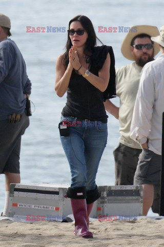 Courteney Cox w fioletowtych kaloszach