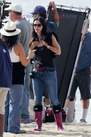 Courteney Cox w fioletowtych kaloszach