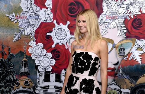 Gwyneth Paltrow prezentuje świąteczne dekoracje w Paryżu