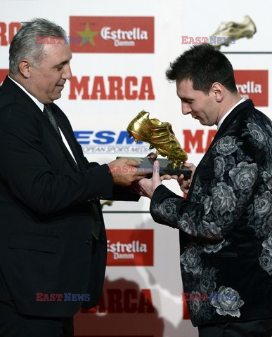 Lionel Messi poses after receiving his Golden Boot 2013 award