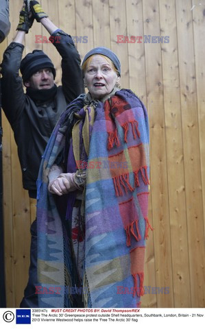 Vivienne Westwood wiesza flagę Greenpeace