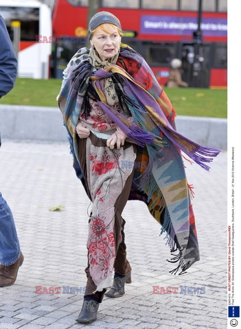 Vivienne Westwood wiesza flagę Greenpeace