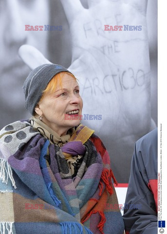 Vivienne Westwood wiesza flagę Greenpeace