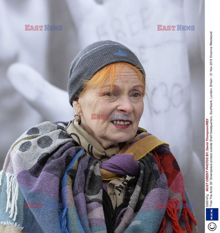 Vivienne Westwood wiesza flagę Greenpeace