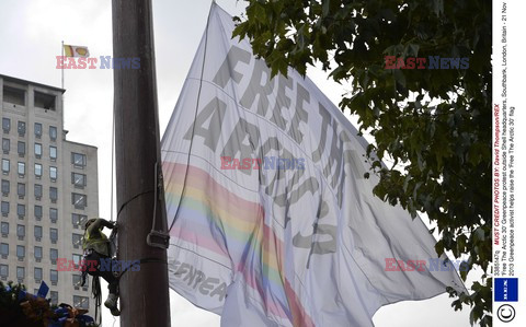 Vivienne Westwood wiesza flagę Greenpeace