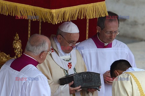 Vatican shows bones of Saint Peter 