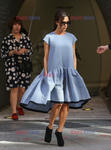  Victoria Beckham w obszernej sukience własnego projektu