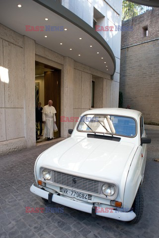 Papież Franciszek w starym samochodzie