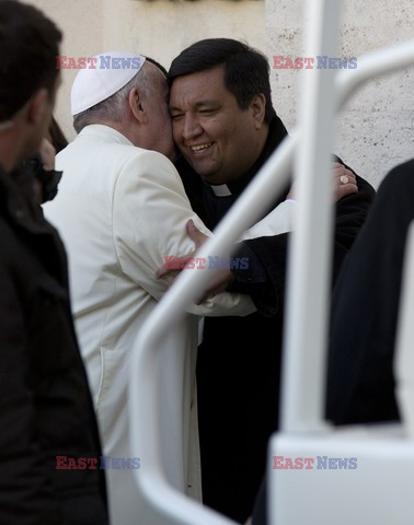 Papież Franciszek zaprosił znajomego księdza do Papamobile