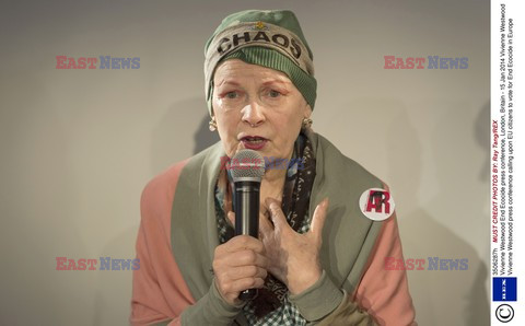 Vivienne Westwood w czapce z napisem Chaos
