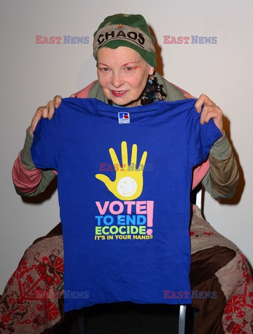 Vivienne Westwood w czapce z napisem Chaos
