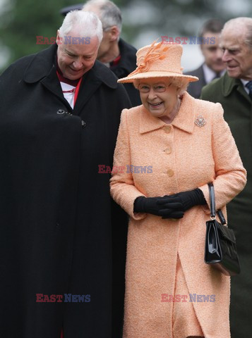 Królowa Elżbieta wraca ze mszy