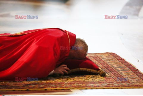 Papież Franciszek modli się leżąc