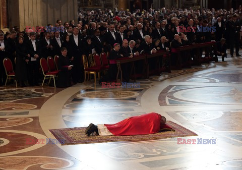 Papież Franciszek modli się leżąc