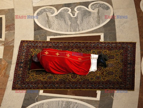 Papież Franciszek modli się leżąc