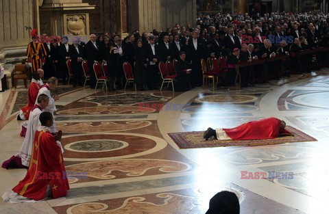 Papież Franciszek modli się leżąc