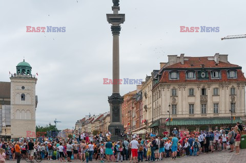 Dzieci i mlodzież oddają hołd pod pomnikiem Małego Powstańca