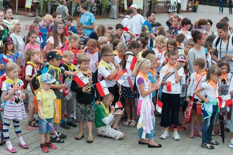 Dzieci i mlodzież oddają hołd pod pomnikiem Małego Powstańca