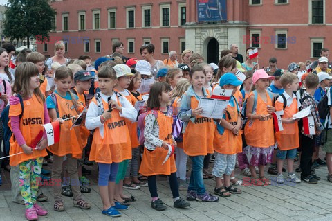 Dzieci i mlodzież oddają hołd pod pomnikiem Małego Powstańca