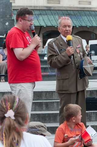 Dzieci i mlodzież oddają hołd pod pomnikiem Małego Powstańca