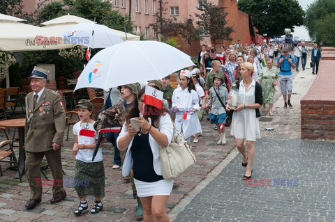 Dzieci i mlodzież oddają hołd pod pomnikiem Małego Powstańca