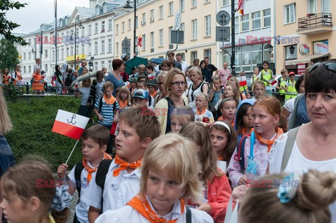 Dzieci i mlodzież oddają hołd pod pomnikiem Małego Powstańca