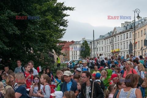 Dzieci i mlodzież oddają hołd pod pomnikiem Małego Powstańca