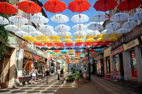 Instalacja parasolkowa na ul. Grunwaldzkiej w Polczynie Zdroju