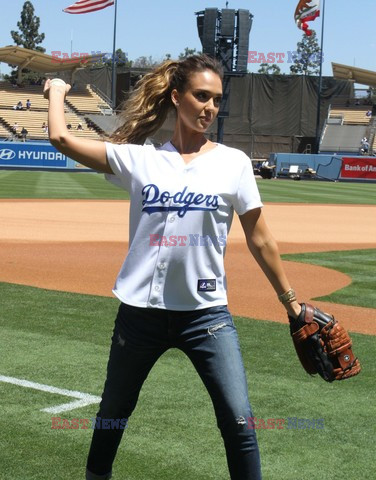 Jessica Alba na meczu baseballa