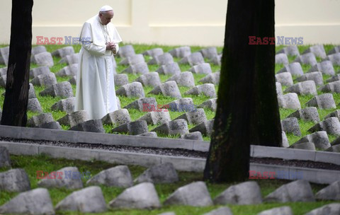 Papież Franciszek na cmentarzu w Fogliano di Redipuglia