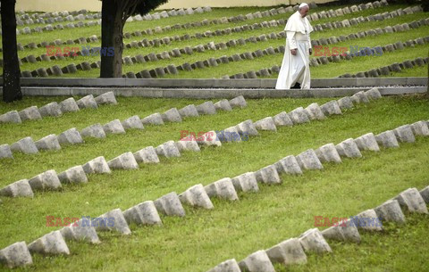 Papież Franciszek na cmentarzu w Fogliano di Redipuglia